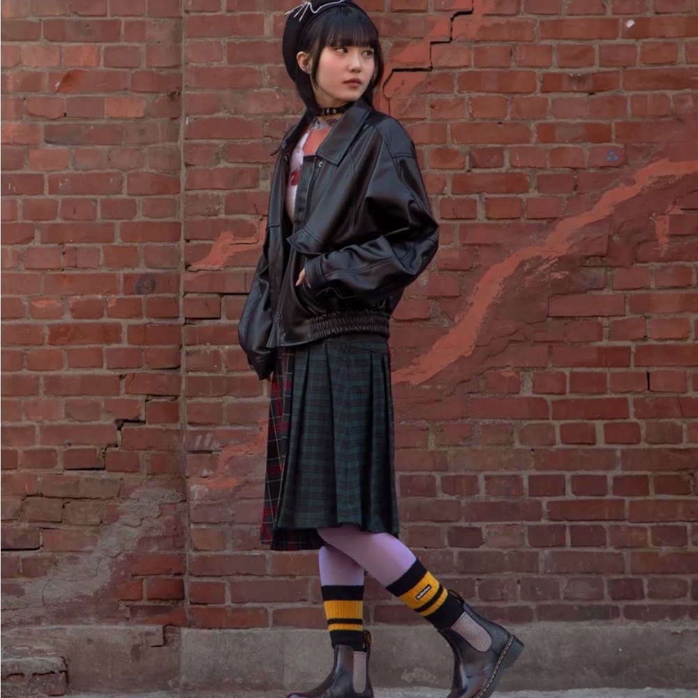 Dr Martens 2976 BT21 Leather Chelsea Boots - Picture 4 of 8